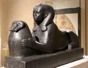 Godsvrouw Sjepenoepet II als sfinx - Neues Museum Berlijn