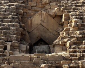 De chevron boven de ingang van de piramide van Choefoe.