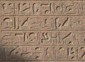 Hiërogliefen op de obelisk van Hatsjepsoet te Karnak
