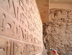 Hiërogliefen bij de ingang van de mastaba van Idoe - Gizeh uit het Oude Rijk